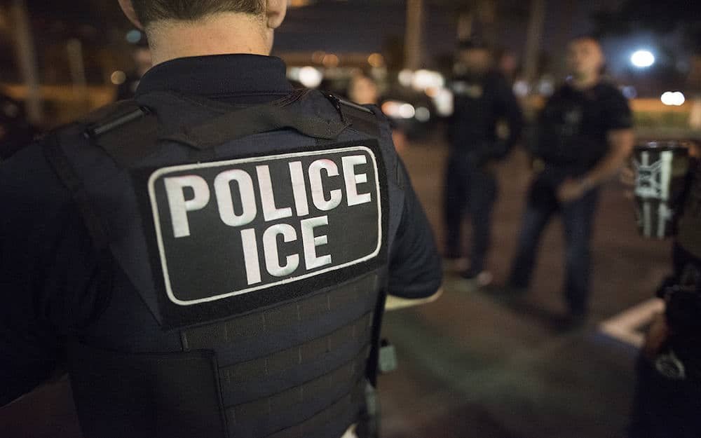 ICE Oficiales Arrestos