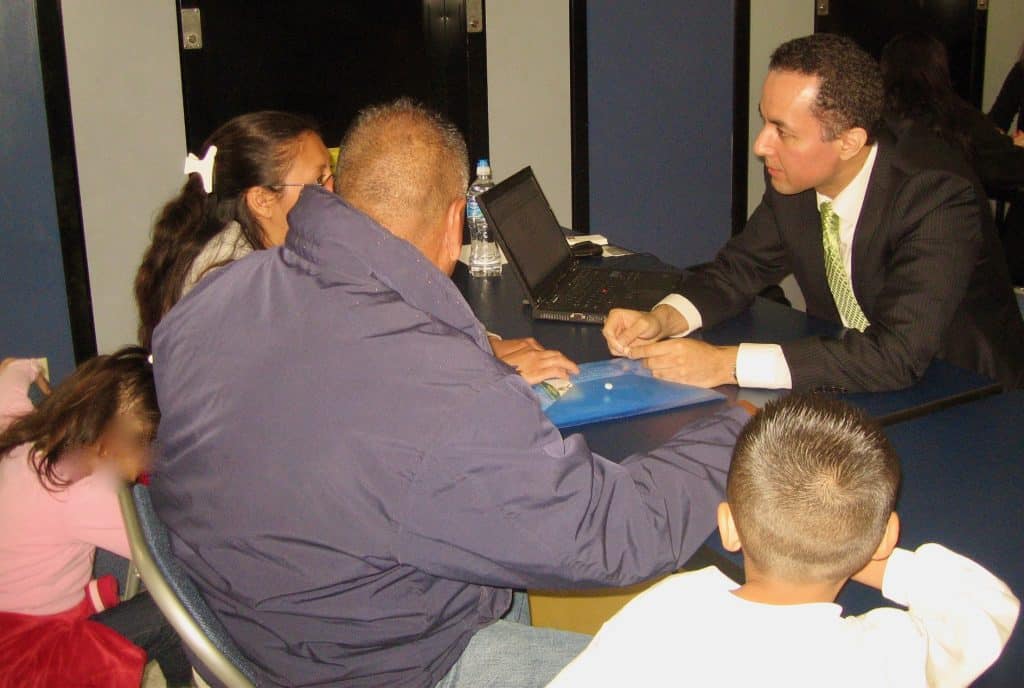 Abogado de Inmigración Nelson A Castillo asesorando a familia inmigrante